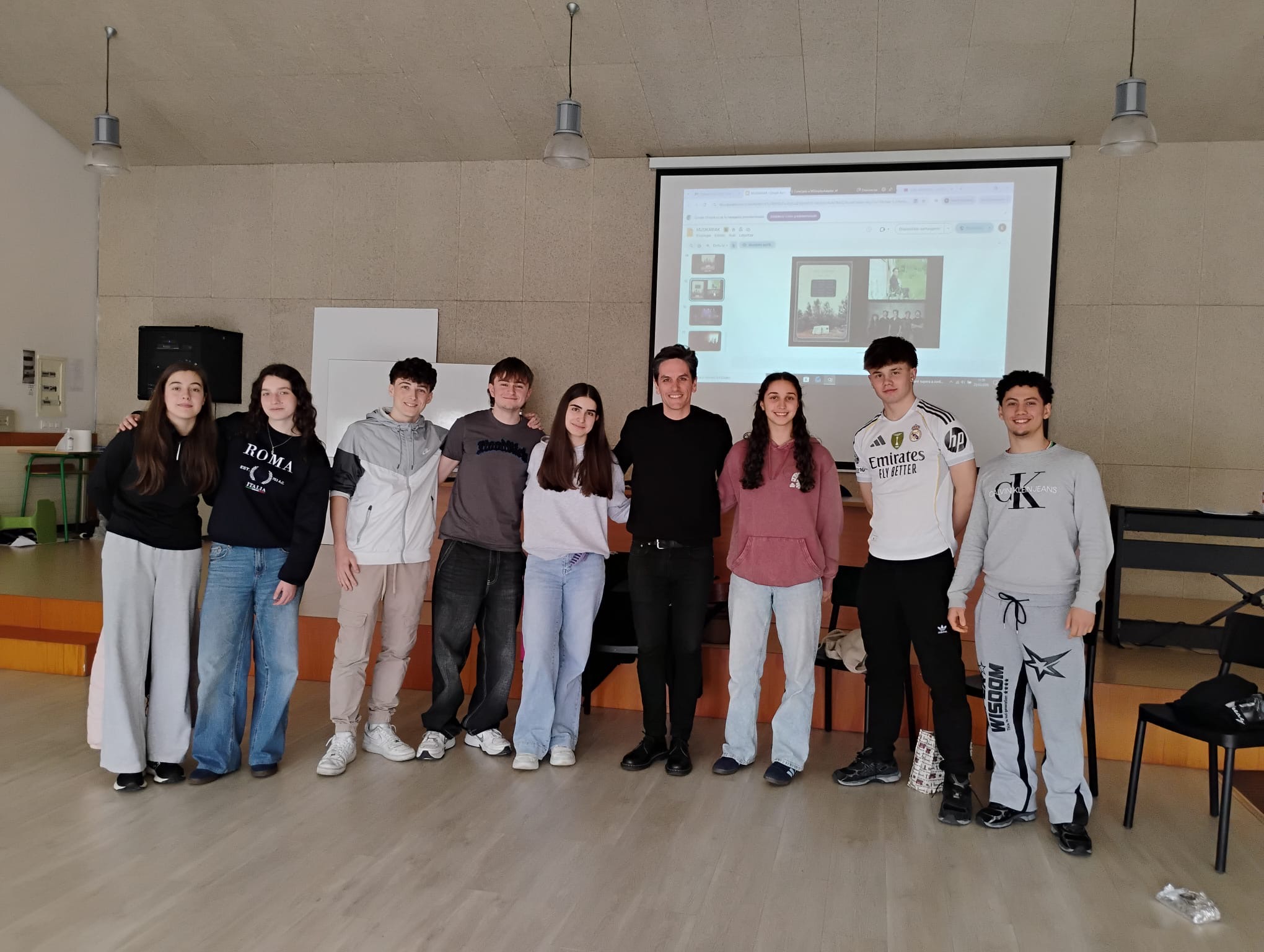 JON BASAGURENEK BATXILERGOKO IKASLEEKIN PARTEKATZEN DU BERE MUSIKA.